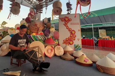 Những sản phẩm làng nghề truyền thống của xã Thanh Oai tại triển lãm.