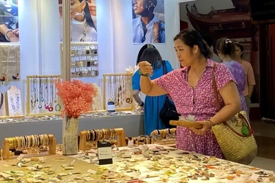 Các sản phẩm thủ công mỹ nghệ phù hợp làm quà tặng tại hội chợ.