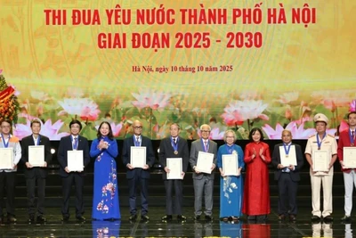 Phó Chủ tịch nước, Phó Chủ tịch thứ nhất Hội đồng Thi đua-Khen thưởng Trung Ương Võ Thị Ánh Xuân và Bí thư Thành ủy Hà Nội Bùi Thị Minh Hoài trao tặng danh hiệu “Công dân Thủ đô ưu tú” năm 2025 cho 10 cá nhân.