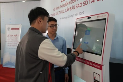 Người dân thực hiện thủ tục hành chính tại Kiosk thông minh.