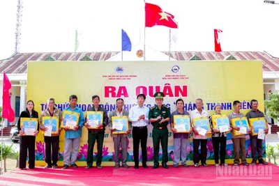 Lãnh đạo Bộ đội Biên phòng thành phố Cần Thơ và Bệnh viện Đa khoa Hòa Hảo - Medic Cần Thơ tặng quà cho các hộ gia đình chính sách.