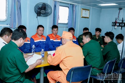 Đại diện Tàu SAR 413 và Bộ đội Biên phòng thành phố Cần Thơ đang làm các thủ tục bàn giao 4 thuyền viên.