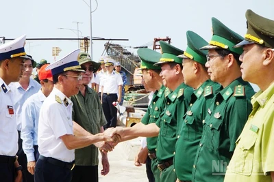 Đoàn công tác đến đảo Hòn Khoai.