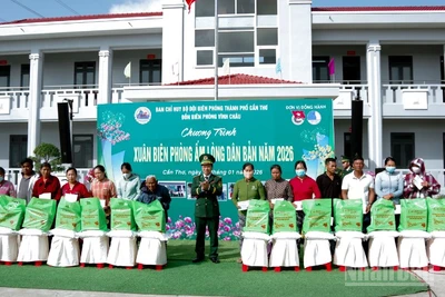 Đại tá Hà Huy Trường, Phó Chính ủy Bộ đội Biên phòng thành phố Cần Thơ tặng quà cho các hộ gia đình có hoàn cảnh khó khăn tại chương trình.