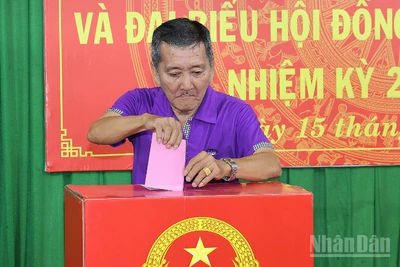 Cử tri trên địa bàn thành phố Cần Thơ thực hiện quyền và nghĩa vụ của mình. 