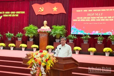 Đồng chí Đồng Văn Thanh, Phó Bí thư Thường trực Thành ủy, Chủ tịch Hội đồng nhân dân thành phố Cần Thơ phát biểu họp mặt.