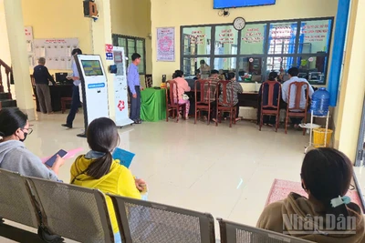 Khu vực tiếp nhận và trả kết quả tại Trung tâm Phục vụ hành chính công phường Long Bình những ngày đầu năm mới.