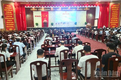 Quang cảnh buổi tiếp xúc cử tri.