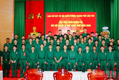 Chiến sĩ mới nhập ngũ chụp ảnh lưu niệm với thủ trưởng Ban chỉ huy Bộ đội Biên phòng thành phố Cần Thơ tại buổi gặp mặt giao nhiệm vụ.