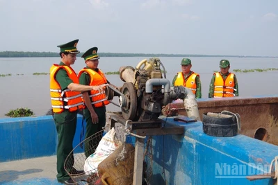 Kiểm tra hệ thống máy móc, dụng cụ dùng để bơm hút cát trên phương tiện. 