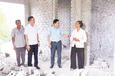 Lãnh đạo xã Thanh Lâm kiểm tra tiến độ xây dựng nhà tặng gia đình bà Trần Thị Trâm, thôn Trung Hiếu Thượng.
