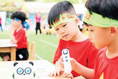 Học sinh Trường mầm non Thanh Bình trải nghiệm lập trình robotic và thực tế ảo AR/VR.