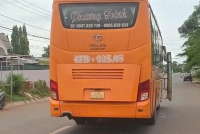 Chiếc xe khách va chạm với xe máy.