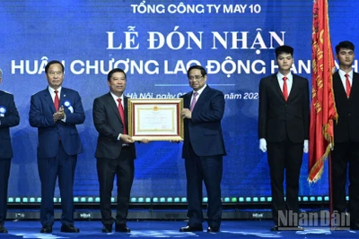 Thủ tướng Phạm Minh Chính trao Huân chương Lao động hạng Nhất cho Tổng công ty May 10.