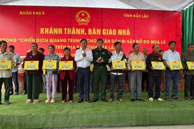 Trung tướng Lê Ngọc Hải, Tư lệnh Quân khu 5 và Bí thư Tỉnh ủy Đắk Lắk Lương Nguyễn Minh Triết trao bảng tượng trưng tặng nhà cho các hộ dân xã Hòa Thịnh.