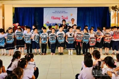 Các em học sinh trường tiểu học thị trấn Diên Khánh 1 nhận những chiếc ba lô mới. (Ảnh: PV)