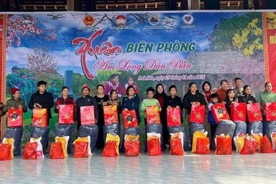 Tặng quà cho các hộ nghèo, cận nghèo, gia đình chính sách ở xã Anh Sơn.