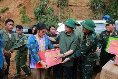 Phó Thủ tướng Chính phủ Trần Hồng Hà thăm, tặng quà người dân bị lũ quét ở bản Háng Pù Xi, xã Xa Dung.