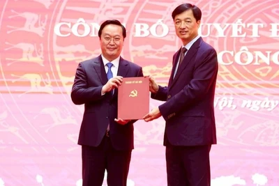 Bí thư Thành ủy Hà Nội Nguyễn Duy Ngọc trao quyết định cho đồng chí Nguyễn Đức Trung.