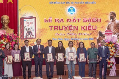 Hội đồng gia tộc họ Nguyễn Tiên Điền trao tặng sách cho các trường học tại lễ ra mắt Truyện Kiều bản Tiên Điền.