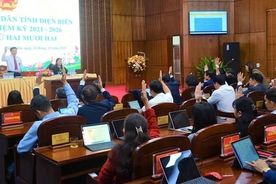 Đại biểu Hội đồng nhân dân tỉnh Điện Biên biểu quyết thông qua các nội dung tại kỳ họp thứ 22, được tổ chức ngày 14/11.