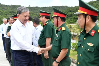 Tổng Bí thư Tô Lâm với cán bộ, chiến sĩ làm nhiệm vụ tại đặc khu Thổ Châu, tỉnh An Giang. (Ảnh TTXVN)