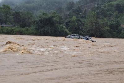 Quảng Trị: Xe container vượt ngầm tràn, tài xế bị lũ cuốn trôi mất tích 