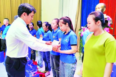 Đồng chí Bùi Thanh Nhân, Ủy viên Thường vụ Thành ủy, Phó Chủ tịch Ủy ban Mặt trận Tổ quốc thành phố, Chủ tịch Liên đoàn Lao động Thành phố Hồ Chí Minh trao quà tặng công nhân, lao động có hoàn cảnh khó khăn.