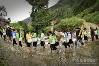 Đoàn rước dâu đi qua suối. (Ảnh: Vũ Linh) 