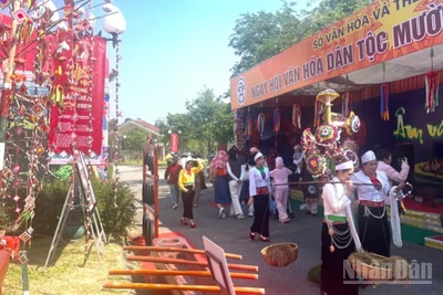 Đồng bào dân tộc Mường tham gia các hoạt động dịp tết dương lịch tại Làng Văn hóa-Du lịch các dân tộc Việt Nam. 
