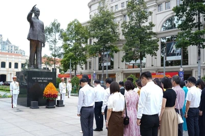 Đoàn đại biểu Liên hoan Phim Việt Nam dâng hoa tại công viên Tượng đài Chủ tịch Hồ Chí Minh. 