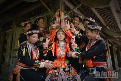 Trang phục cô dâu của phụ nữ Dao đỏ ở Tân Lĩnh, Lào Cai.