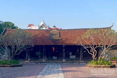 Phía trước chùa Chuông. 