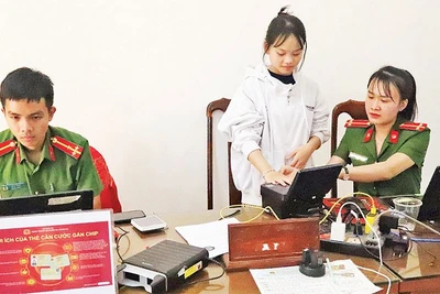 Người dân đến làm căn cước tại Công an xã Dray Bhăng, huyện Cư Kuin.