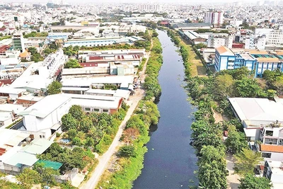 Dự án cải tạo môi trường kênh Tham Lương-Bến Cát-rạch Nước Lên dài 32km đang được đẩy nhanh tiến độ. (Ảnh THẾ ANH)