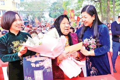 Chủ tịch Ủy ban Mặt trận Tổ quốc Việt Nam thành phố Hà Nội Nguyễn Lan Hương thăm hỏi, tặng quà Bà mẹ Việt Nam Anh hùng Công Thị Mùi.