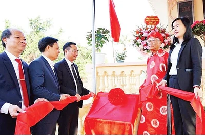 Lãnh đạo xã Tam Hưng thực hiện nghi lễ gắn biển công trình Nhà tưởng niệm Chủ tịch Hồ Chí Minh nhân kỷ niệm 79 năm Ngày Toàn quốc kháng chiến.