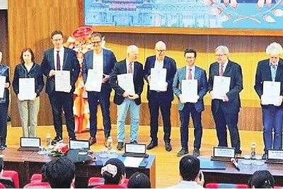 Trao Giấy chứng nhận của Ban tổ chức ghi nhận những đóng góp tích cực của các Giáo sư thuộc Hội Tim mạch Đức-Việt. (Ảnh CÔNG HẬU)