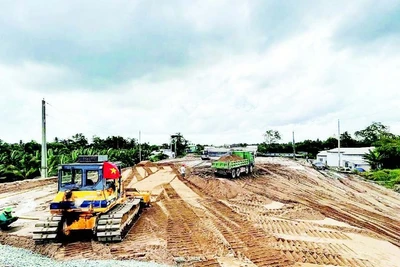 Thi công trên tuyến đường cao tốc Cần Thơ-Cà Mau.