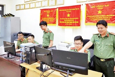 Cán bộ, chiến sĩ Phòng An ninh mạng và phòng, chống tội phạm sử dụng công nghệ cao Công an tỉnh Quảng Trị thực hiện các biện pháp nghiệp vụ trên không gian mạng.