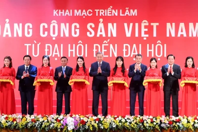 Tổng Bí thư Tô Lâm và các đồng chí lãnh đạo Đảng, Nhà nước cắt băng khai mạc Triển lãm “Đảng Cộng sản Việt Nam - Từ Đại hội đến Đại hội”. (Ảnh: ĐĂNG KHOA)