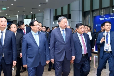 Tổng Bí thư Tô Lâm và Thủ tướng Phạm Minh Chính tham quan triển lãm về đổi mới sáng tạo.