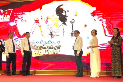 Các đại biểu nhấn nút ra mắt nền tảng số “A80 - Tự hào Việt Nam”.