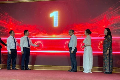 Đại diện lãnh đạo thành phố Hà Nội và các đơn vị liên quan khai trương nền tảng số "A80-Tự hào Việt Nam".