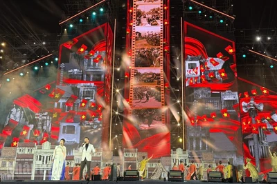 Một Hà Nội hào hoa, anh dũng, đầy khí thế Cách mạng được tái hiện trên sân khấu.