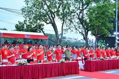 Các đại biểu trang nghiêm trong Lễ chào cờ. (Ảnh: THỦY NGUYÊN)