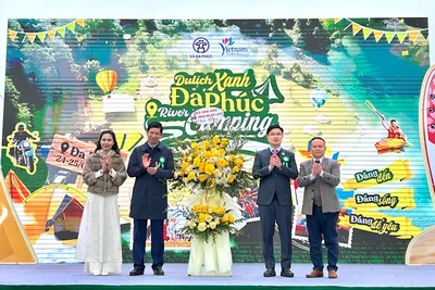 Thứ trưởng Văn hóa, Thể thao và Du lịch Hồ An Phong tặng hoa chúc mừng xã Đa Phúc ra mắt sản phẩm du lịch mới.