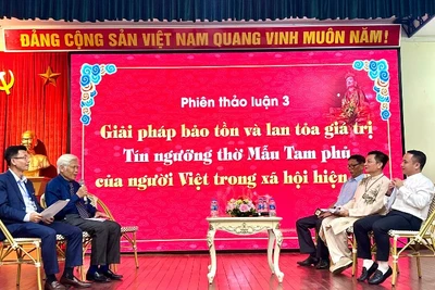 Các chuyên gia, nhà nghiên cứu, nghệ nhân thực hành Tín ngưỡng thờ Mẫu Tam phủ tham gia thảo luận tại diễn đàn.