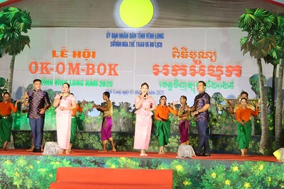 Tiết mục ca múa nhạc chào mừng đêm hội Ok Om Bok năm 2025 tỉnh Vĩnh Long.