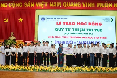 Các sinh viên Trường đại học Trà Vinh nhận học bổng tại buổi lễ họp mặt kỷ niệm 43 năm Ngày Nhà giáo Việt Nam.